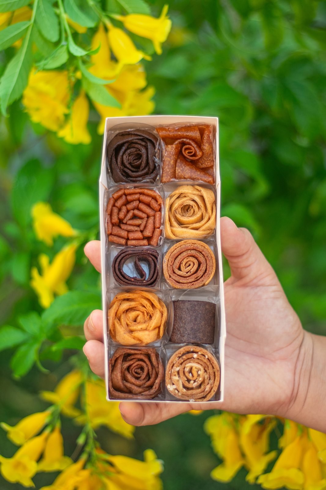 Caixa com 10 docinhos naturais de fruta em formato de rosa, sabores variados